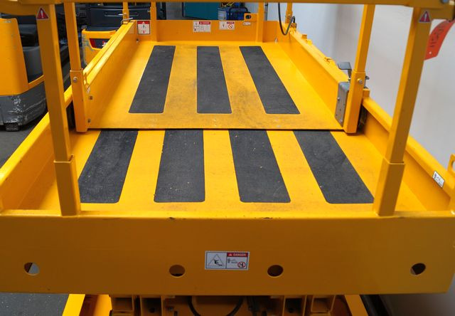 Haulotte Compact 12 - Nacelle ciseaux: photos 5 Haulotte Compact 12 - Nacelle ciseaux: photos 5