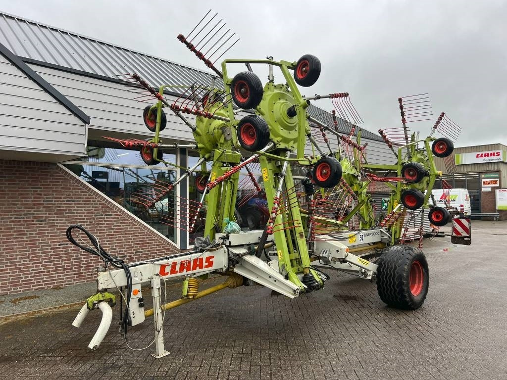 Claas Liner 3000 - Faneuse: photos 1 Claas Liner 3000 - Faneuse: photos 1