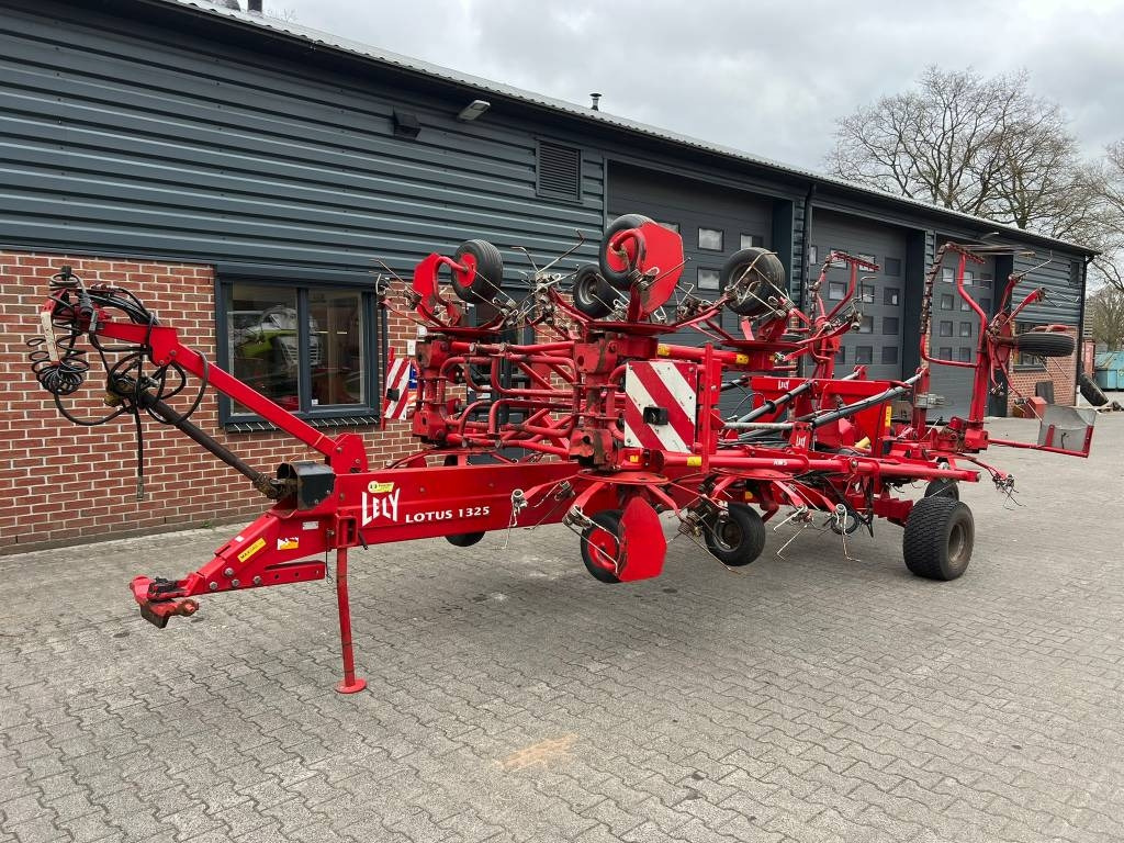 Lely Lotus 1325 - Faneuse: photos 1 Lely Lotus 1325 - Faneuse: photos 1