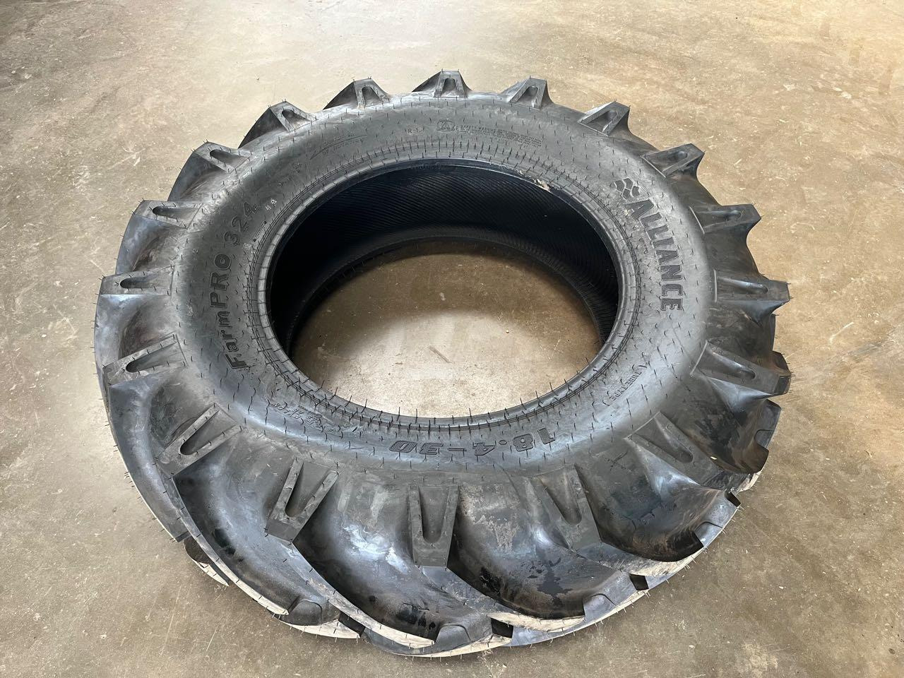 Alliance Farmpro 324, 18.4-30 8PR, 139 A8 - Pneu: photos 1 Alliance Farmpro 324, 18.4-30 8PR, 139 A8 - Pneu: photos 1