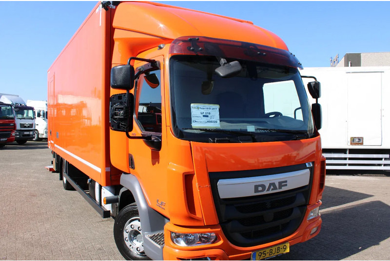 DAF LF 210 + euro 6 + lift + 12t - Camion fourgon: photos 2 DAF LF 210 + euro 6 + lift + 12t - Camion fourgon: photos 2