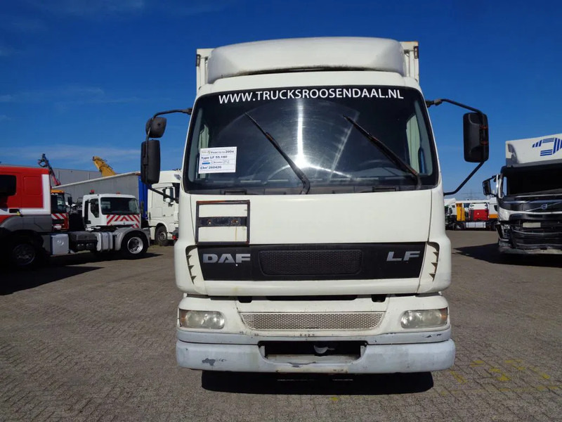 DAF LF55.180 + MANUAL + LIFT - Camion à rideaux coulissants: photos 2 DAF LF55.180 + MANUAL + LIFT - Camion à rideaux coulissants: photos 2