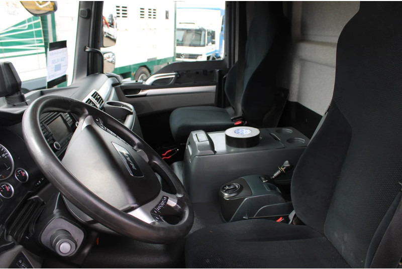 Photo d'intérieur 1: Camion frigorifique MAN TGM 18.250 + EURO 6 + CARRIER + LIFT