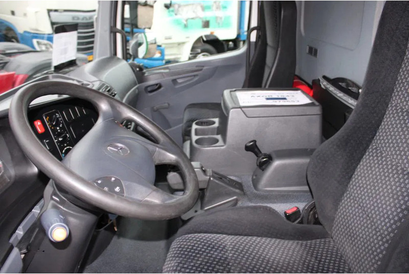 Mercedes-Benz Atego 1018 + LIFT - Camion fourgon: photos 3 Mercedes-Benz Atego 1018 + LIFT - Camion fourgon: photos 3