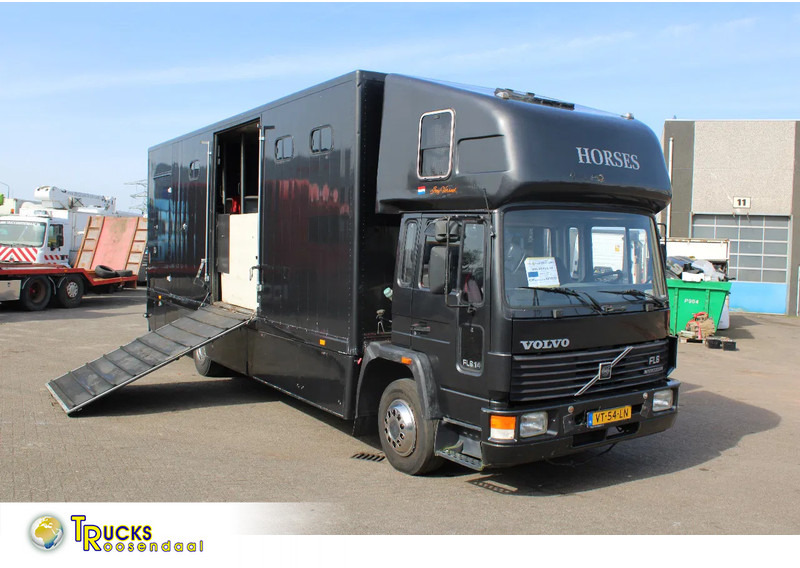 Volvo FL 614 + MANUAL + EURO 0 - Camion chevaux: photos 1 Volvo FL 614 + MANUAL + EURO 0 - Camion chevaux: photos 1