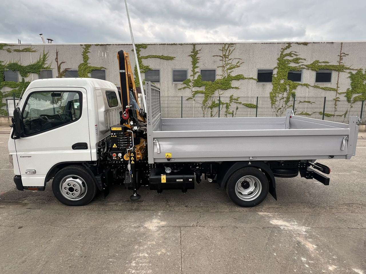 FUSO 35 3S - Camion grue: photos 2 FUSO 35 3S - Camion grue: photos 2