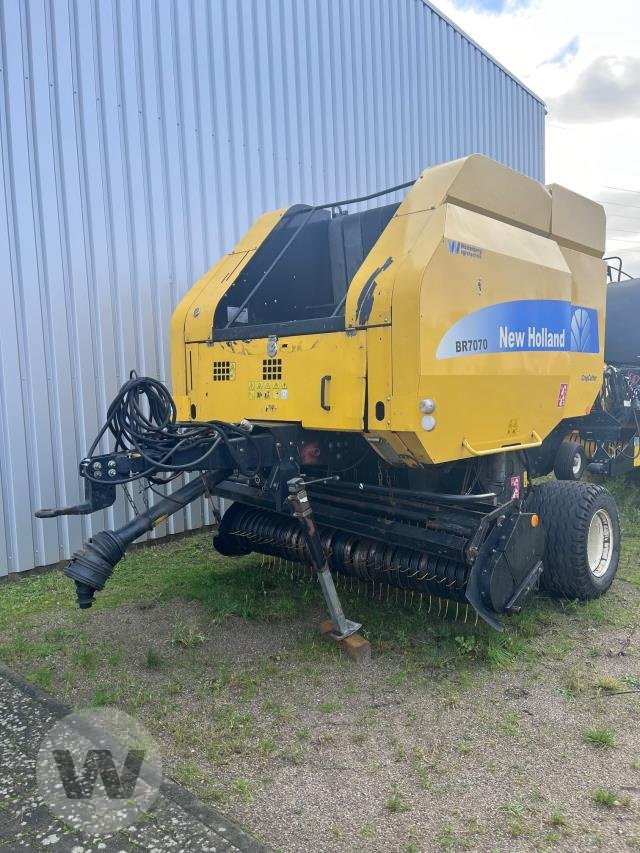 New Holland BR 7070 - Presse à balles rondes: photos 1 New Holland BR 7070 - Presse à balles rondes: photos 1
