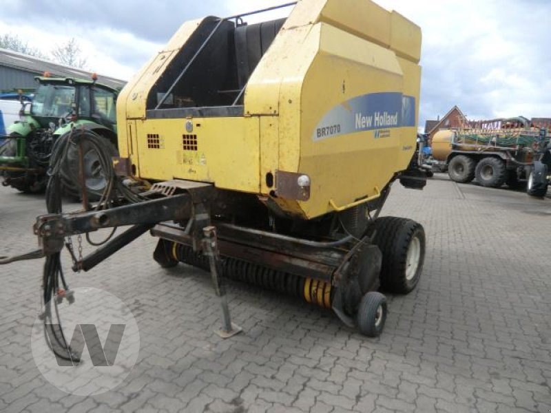 New Holland BR 7070 CC - Presse à balles rondes: photos 1 New Holland BR 7070 CC - Presse à balles rondes: photos 1