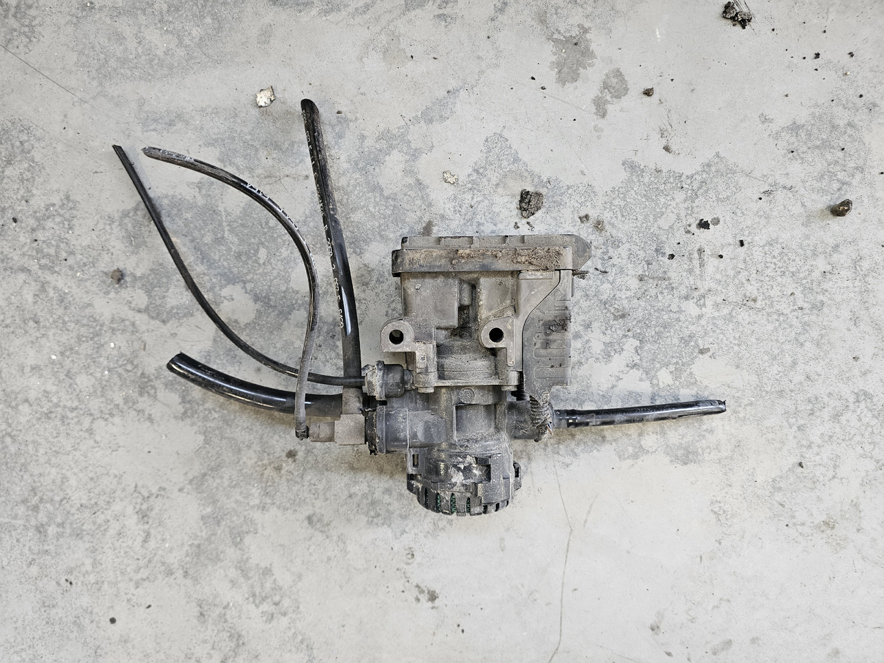 MAN TGX TGS / FRONT EBS VALVE / 81521066067 - Valve de frein: photos 2 MAN TGX TGS / FRONT EBS VALVE / 81521066067 - Valve de frein: photos 2