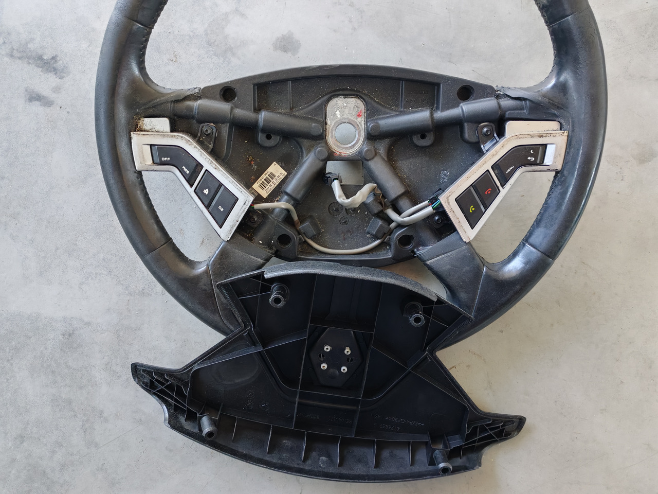 RENAULT RANGE T / STEERING WHEEL / 7484519945 - Volant: photos 2 RENAULT RANGE T / STEERING WHEEL / 7484519945 - Volant: photos 2
