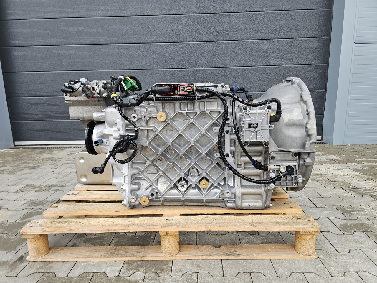 RENAULT VOLVO GEARBOX / AT2612 G TRAG-G / RETARDER / NEVER USED / WORLDWIDE DELIVERY - Boîte de vitesse: photos 1 RENAULT VOLVO GEARBOX / AT2612 G TRAG-G / RETARDER / NEVER USED / WORLDWIDE DELIVERY - Boîte de vitesse: photos 1