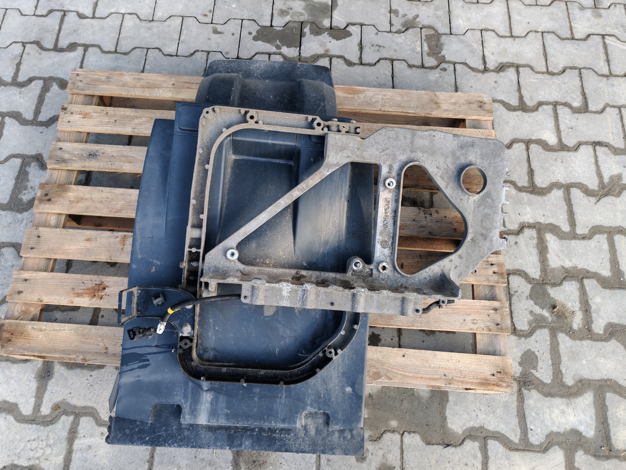 VOLVO FH FM FMX /FRONT AXLE LEFT MODGUARD / COMPLETE - Carrosserie et extérieur: photos 2 VOLVO FH FM FMX /FRONT AXLE LEFT MODGUARD / COMPLETE - Carrosserie et extérieur: photos 2