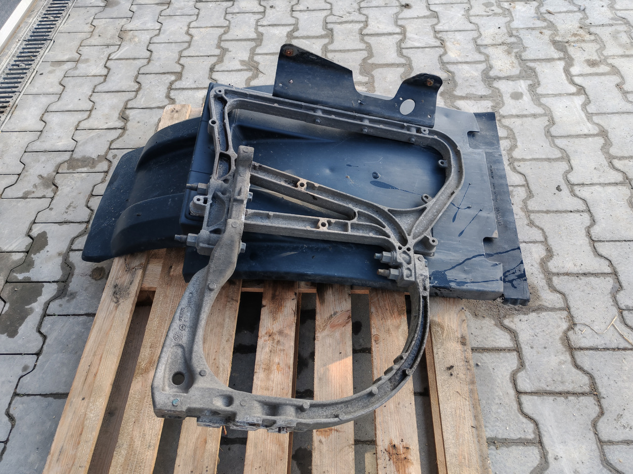 VOLVO FH FM FMX /FRONT AXLE RIGHT MODGUARD / COMPLETE - Carrosserie et extérieur: photos 4 VOLVO FH FM FMX /FRONT AXLE RIGHT MODGUARD / COMPLETE - Carrosserie et extérieur: photos 4