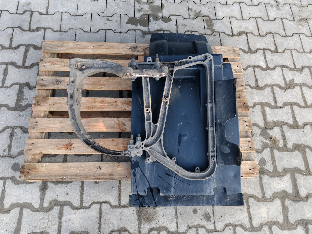 VOLVO FH FM FMX /FRONT AXLE RIGHT MODGUARD / COMPLETE - Carrosserie et extérieur: photos 2 VOLVO FH FM FMX /FRONT AXLE RIGHT MODGUARD / COMPLETE - Carrosserie et extérieur: photos 2