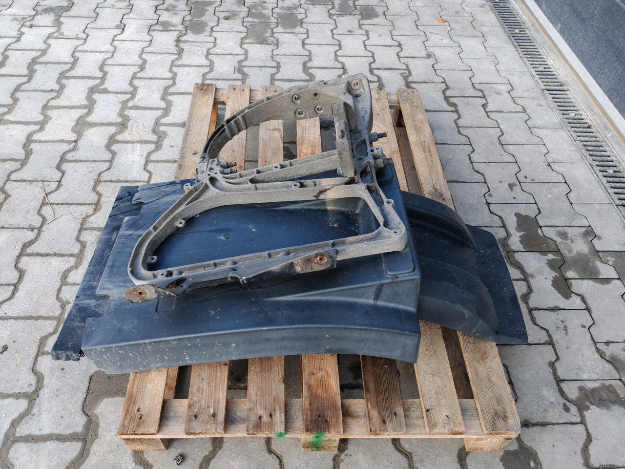 VOLVO FH FM FMX /FRONT AXLE RIGHT MODGUARD / COMPLETE - Carrosserie et extérieur: photos 3 VOLVO FH FM FMX /FRONT AXLE RIGHT MODGUARD / COMPLETE - Carrosserie et extérieur: photos 3
