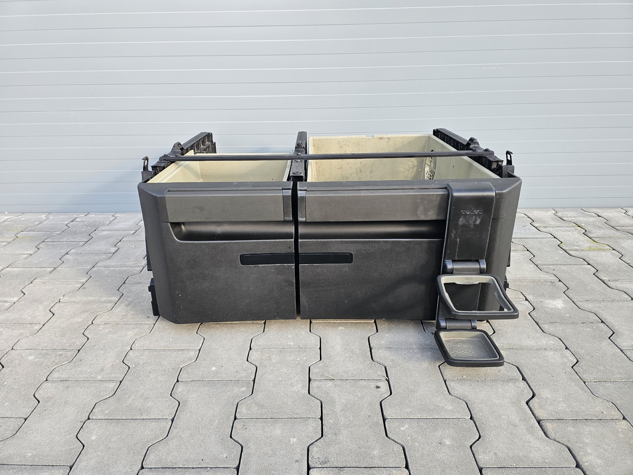 VOLVO FH4 / CABIN UNDERBED STORAGE / 23538347 23538293 - Cabine et intérieur: photos 2 VOLVO FH4 / CABIN UNDERBED STORAGE / 23538347 23538293 - Cabine et intérieur: photos 2