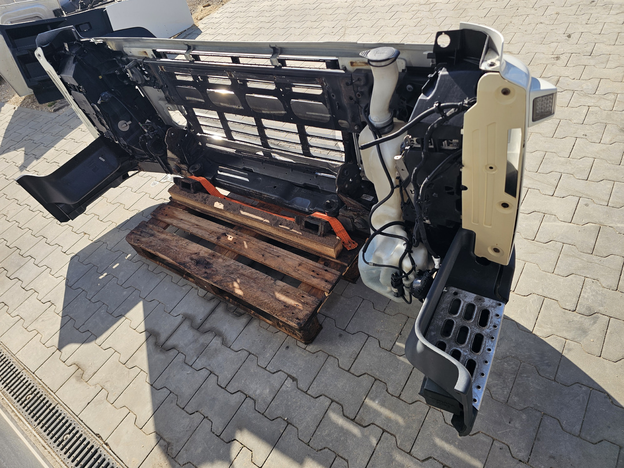 VOLVO FM3 EUR0 5 / COMPLETE BUMPER - Pare-chocs: photos 5 VOLVO FM3 EUR0 5 / COMPLETE BUMPER - Pare-chocs: photos 5