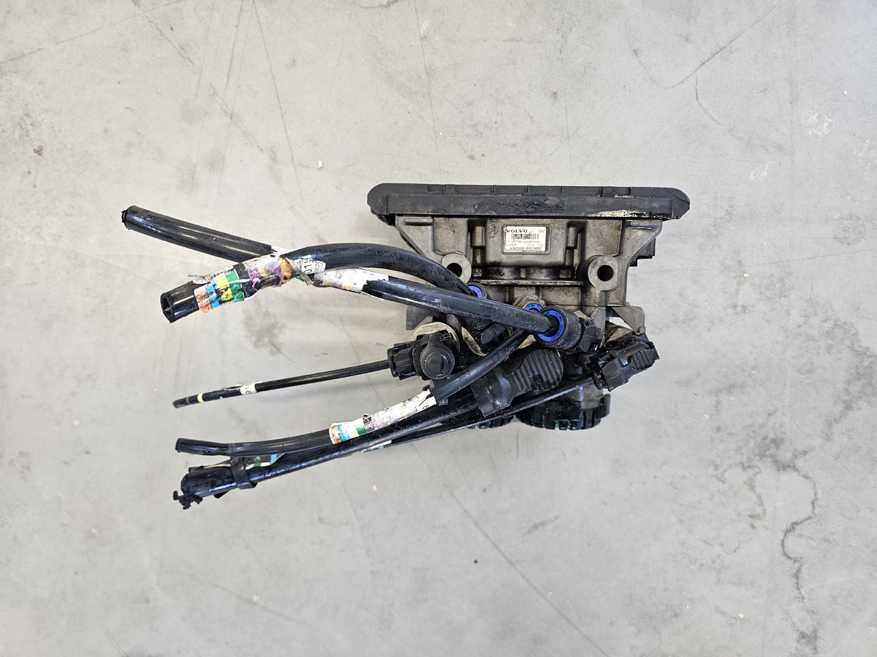 VOLVO REAR AXLE EBS BRAKE VALVE / K029247 / 2114975 - Valve de frein: photos 2 VOLVO REAR AXLE EBS BRAKE VALVE / K029247 / 2114975 - Valve de frein: photos 2