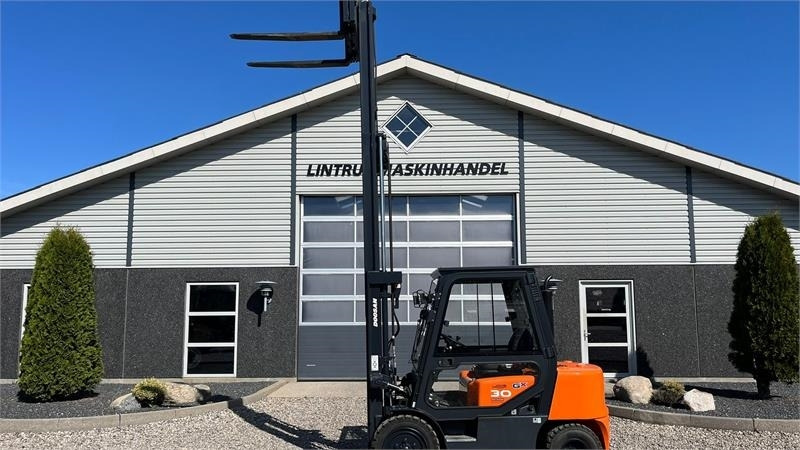 Doosan D30 G med kabine og KUN 57 TIMER FRA NY, MED TIME - Chariot élévateur diesel: photos 4 Doosan D30 G med kabine og KUN 57 TIMER FRA NY, MED TIME - Chariot élévateur diesel: photos 4