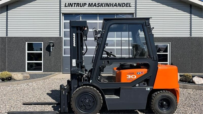 Doosan D30 G med kabine og KUN 57 TIMER FRA NY, MED TIME - Chariot élévateur diesel: photos 1 Doosan D30 G med kabine og KUN 57 TIMER FRA NY, MED TIME - Chariot élévateur diesel: photos 1