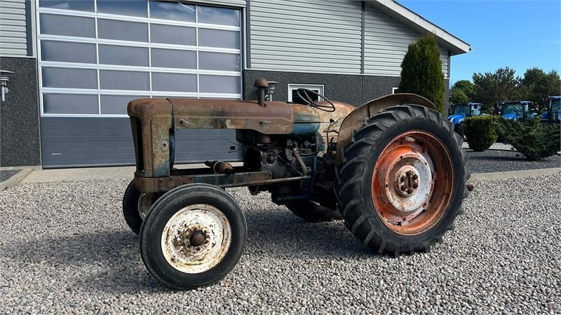 Fordson Major Motoren mangler, men mange god dele. - Tracteur agricole: photos 2 Fordson Major Motoren mangler, men mange god dele. - Tracteur agricole: photos 2