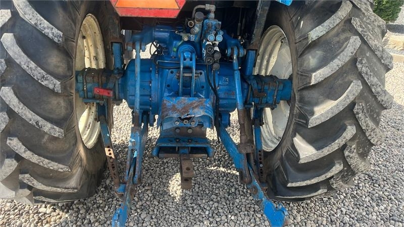 New Holland 5640 SL Dualpower  - Tracteur agricole: photos 4 New Holland 5640 SL Dualpower  - Tracteur agricole: photos 4