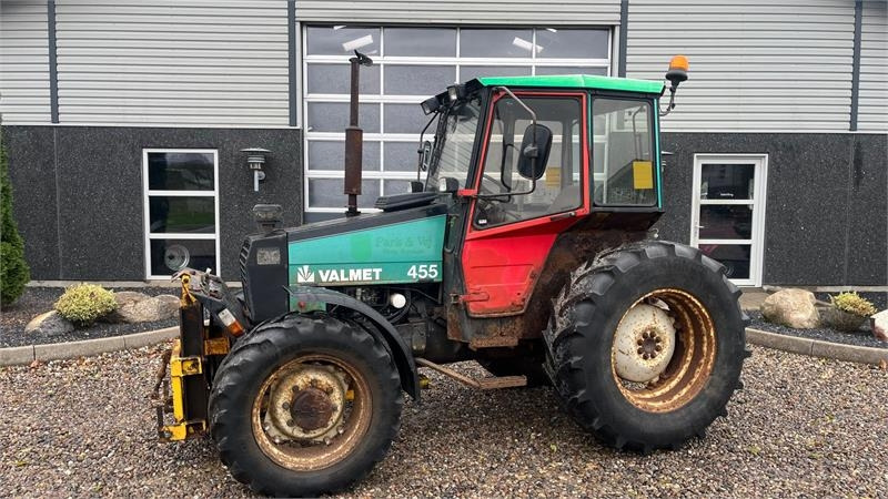 Valmet 455 Med en slags frontlift  - Tracteur agricole: photos 1 Valmet 455 Med en slags frontlift  - Tracteur agricole: photos 1