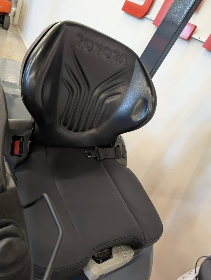 Toyota 10811 06-8FD25F - Chariot élévateur diesel: photos 5 Toyota 10811 06-8FD25F - Chariot élévateur diesel: photos 5