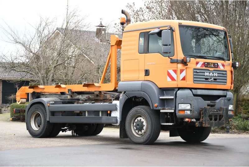 MAN TGA 18.350 4X4 BL HAAKARM/HOOKLIFT/ABROLLER!!KOMMUNAL!! - Camion ampliroll: photos 2 MAN TGA 18.350 4X4 BL HAAKARM/HOOKLIFT/ABROLLER!!KOMMUNAL!! - Camion ampliroll: photos 2
