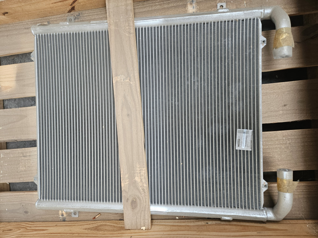 Case YN05P00035S002 - Radiateur d'huile pour Engins de chantier: photos 1 Case YN05P00035S002 - Radiateur d'huile pour Engins de chantier: photos 1