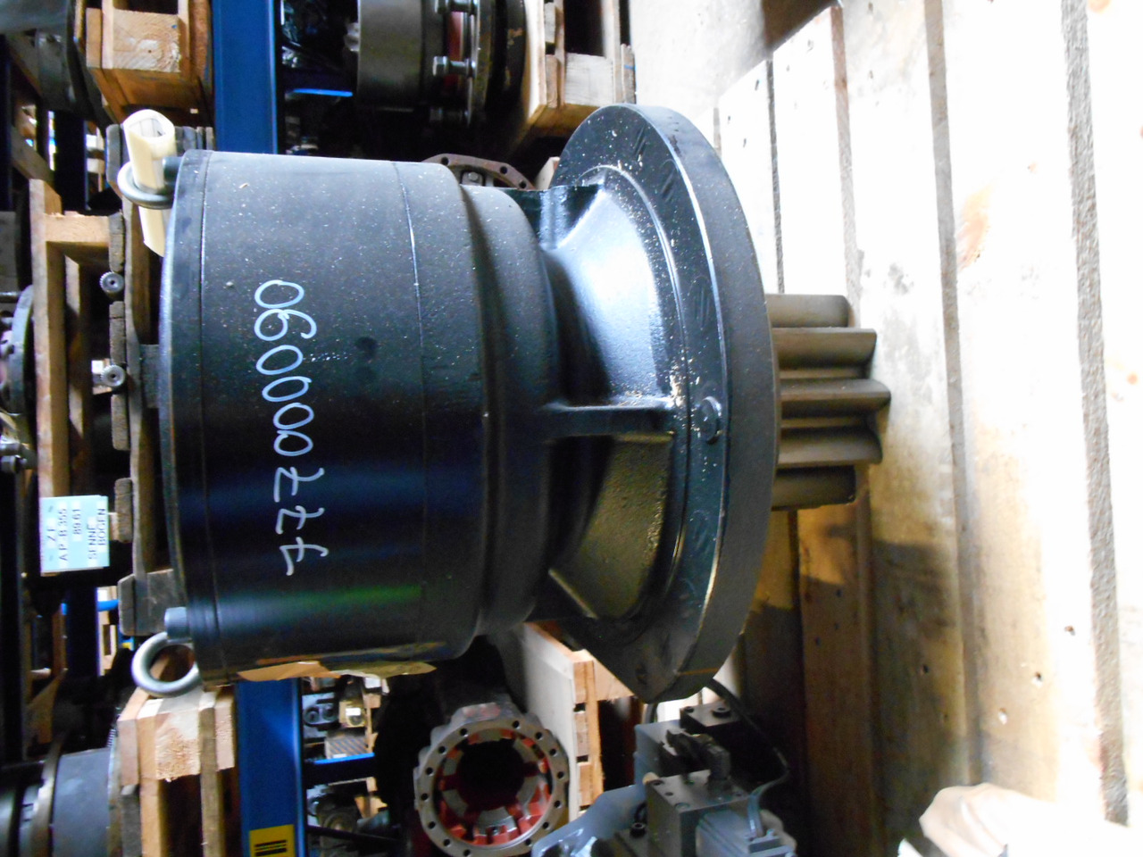 Kobelco LS32W00012F1 - Moteur de rotation pour Engins de chantier: photos 1 Kobelco LS32W00012F1 - Moteur de rotation pour Engins de chantier: photos 1