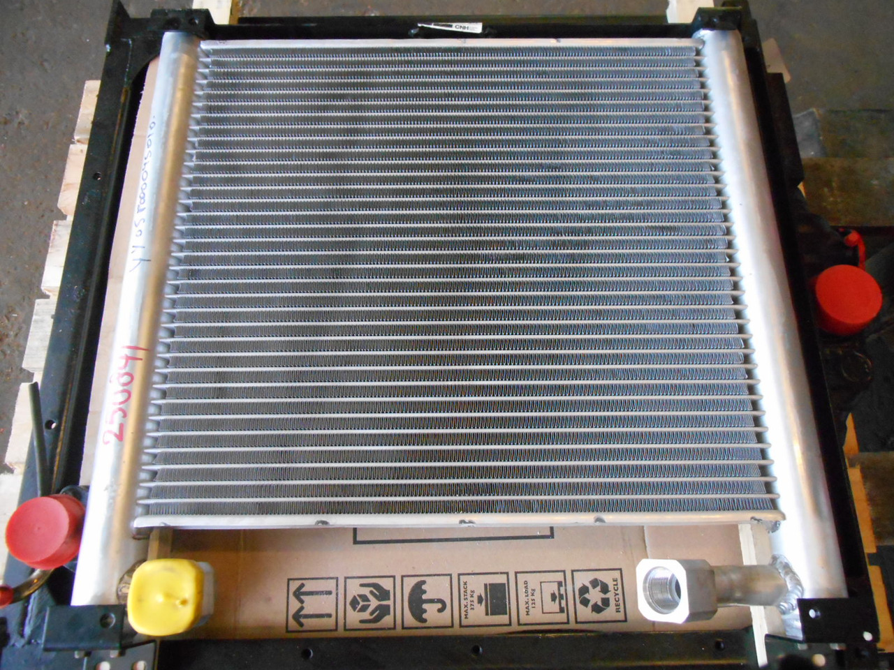 Kobelco YY05P00004S010 - - Radiateur d'huile pour Engins de chantier: photos 1 Kobelco YY05P00004S010 - - Radiateur d'huile pour Engins de chantier: photos 1