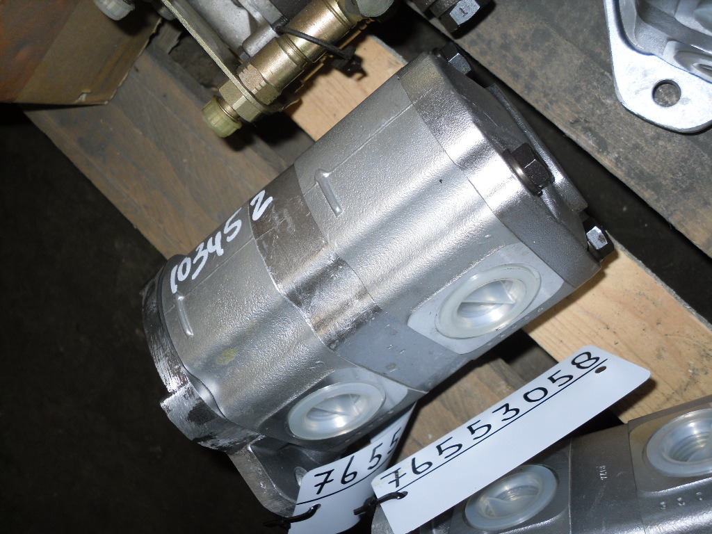 New Holland 157582028 - Pompe de support pour Engins de chantier: photos 1 New Holland 157582028 - Pompe de support pour Engins de chantier: photos 1