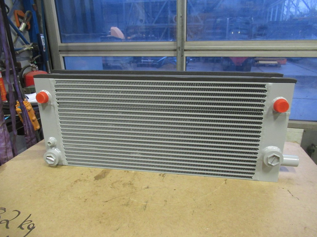 New Holland 6904523 - 2929014 - Radiateur d'huile pour Engins de chantier: photos 4 New Holland 6904523 - 2929014 - Radiateur d'huile pour Engins de chantier: photos 4