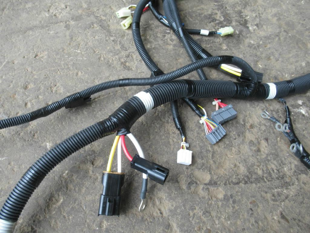 New Holland LF13E01056P2 - Câble/ Fil pour Engins de chantier: photos 3 New Holland LF13E01056P2 - Câble/ Fil pour Engins de chantier: photos 3