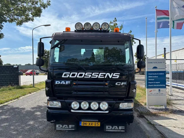 DAF CF 75.250 4x2 Fassi F215 crane Radio controlled Flat bed body - Camion grue: photos 3 DAF CF 75.250 4x2 Fassi F215 crane Radio controlled Flat bed body - Camion grue: photos 3