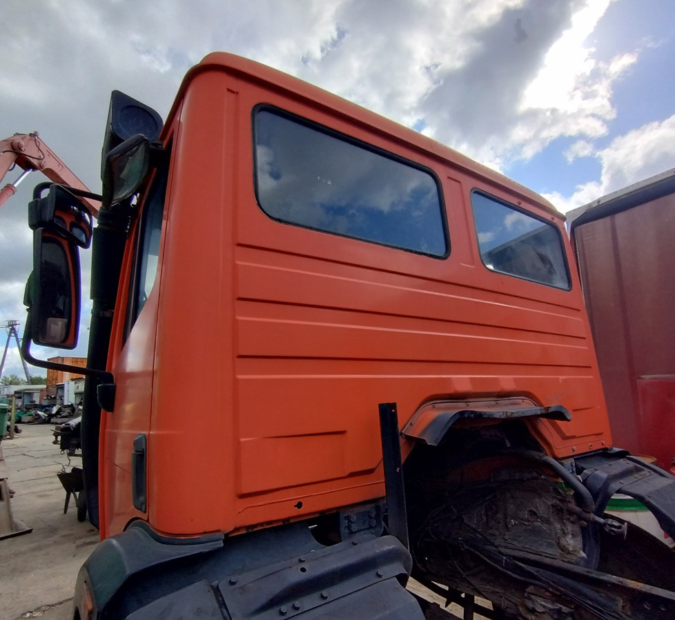 KABINA MERCEDES 1217 1417 1617 1820 1824 1827 - Cabine et intérieur: photos 4 KABINA MERCEDES 1217 1417 1617 1820 1824 1827 - Cabine et intérieur: photos 4