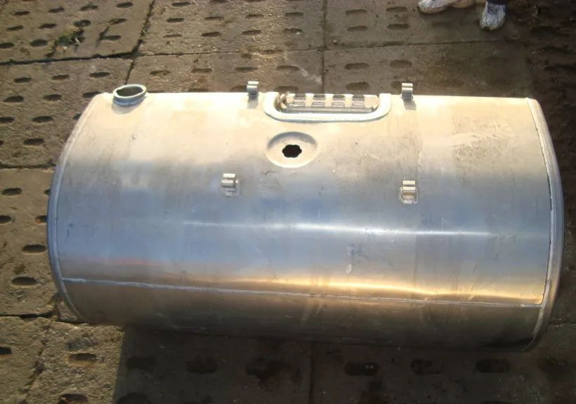 Zbiornik paliwa VOLVO RENUALT 120x70x70 - Réservoir de carburant pour Camion: photos 2 Zbiornik paliwa VOLVO RENUALT 120x70x70 - Réservoir de carburant pour Camion: photos 2
