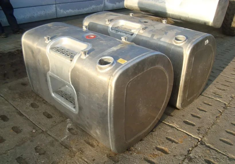 Zbiornik paliwa VOLVO RENUALT 120x70x70 - Réservoir de carburant pour Camion: photos 1 Zbiornik paliwa VOLVO RENUALT 120x70x70 - Réservoir de carburant pour Camion: photos 1
