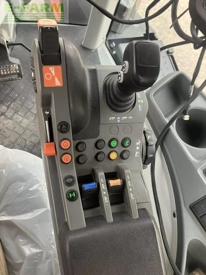 CLAAS axion 810 cmatic s5 cis CMATIC CIS - Tracteur agricole: photos 4 CLAAS axion 810 cmatic s5 cis CMATIC CIS - Tracteur agricole: photos 4