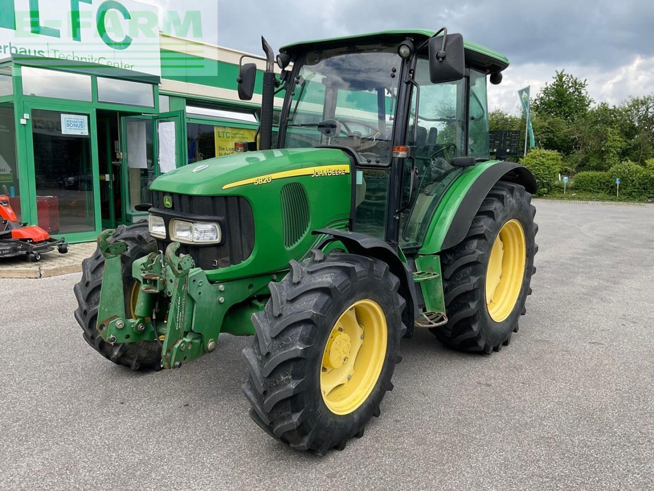 John Deere 5820 - Tracteur agricole: photos 1 John Deere 5820 - Tracteur agricole: photos 1