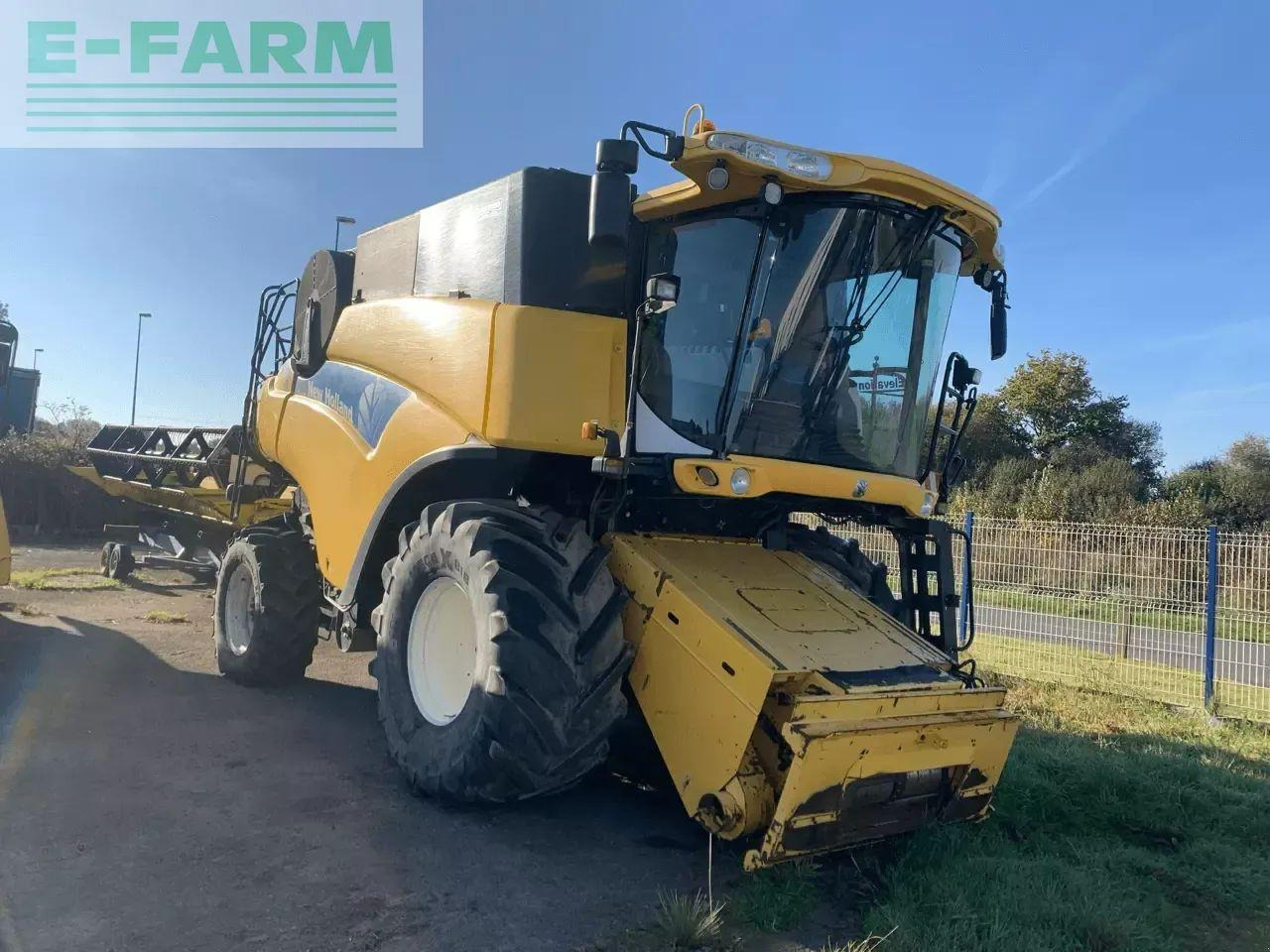 New Holland cr 9070 - Moissonneuse-batteuse: photos 2 New Holland cr 9070 - Moissonneuse-batteuse: photos 2