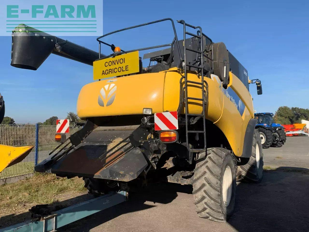 New Holland cr 9070 - Moissonneuse-batteuse: photos 3 New Holland cr 9070 - Moissonneuse-batteuse: photos 3