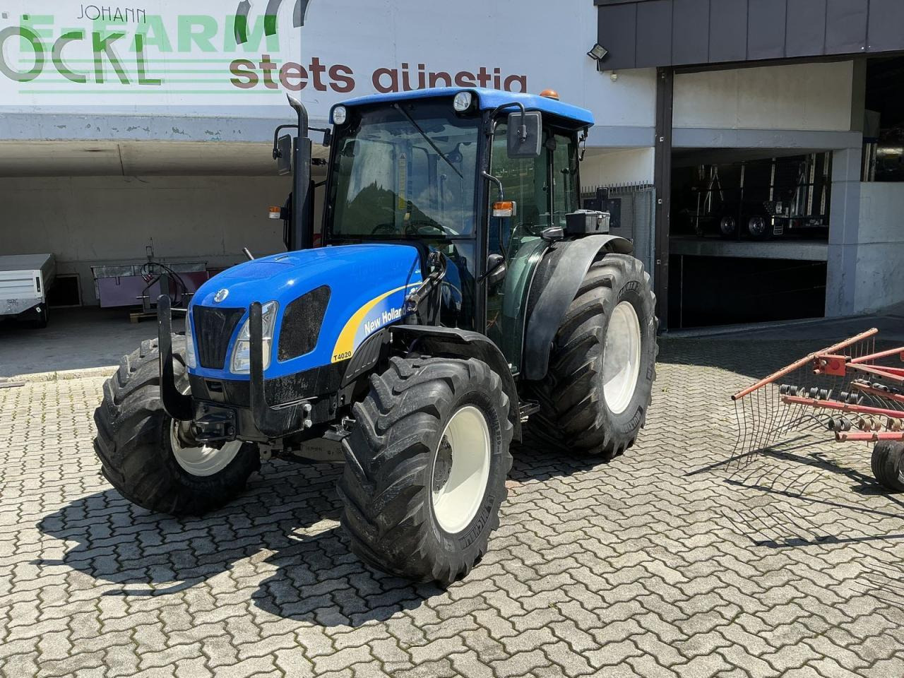 New Holland t4020 deluxe Deluxe - Tracteur agricole: photos 1 New Holland t4020 deluxe Deluxe - Tracteur agricole: photos 1