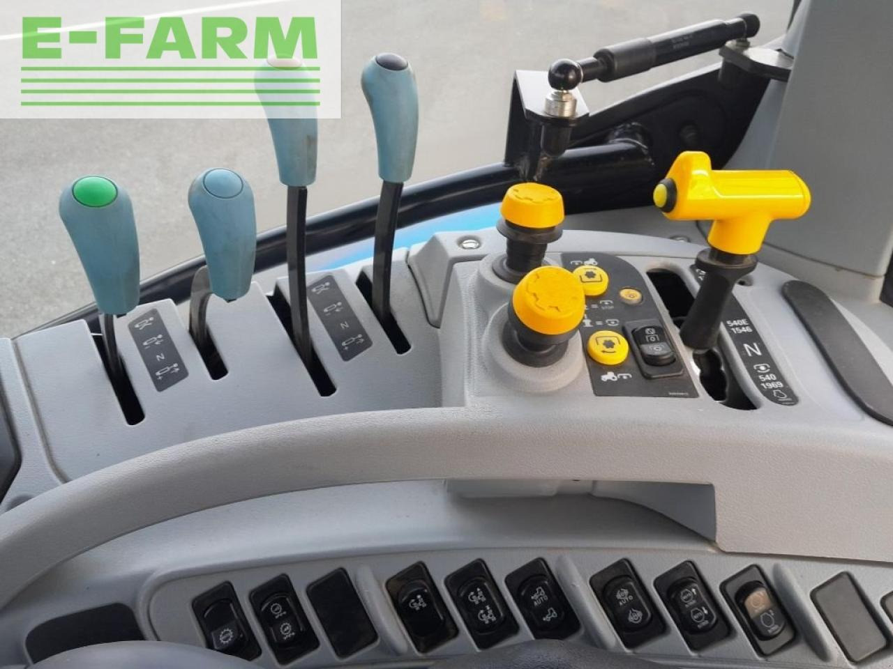 New Holland t7.210 pc - Tracteur agricole: photos 4 New Holland t7.210 pc - Tracteur agricole: photos 4