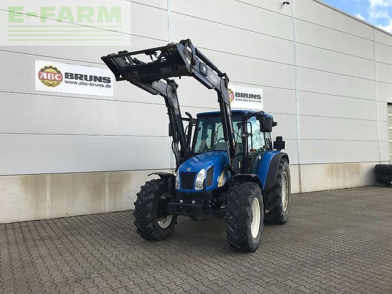 New Holland tl 90 a dt A - Tracteur agricole: photos 1 New Holland tl 90 a dt A - Tracteur agricole: photos 1