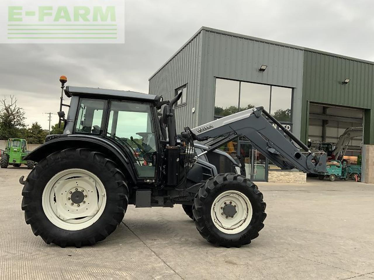 Valtra n113 hi tech tractor (st23833) - Tracteur agricole: photos 2 Valtra n113 hi tech tractor (st23833) - Tracteur agricole: photos 2