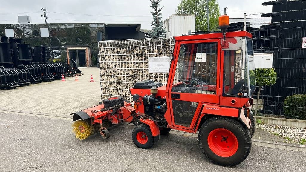 Hako 2300 D Kleintraktor, hyrd. Kehrmaschine, Zapfwelle - Tracteur communal: photos 5 Hako 2300 D Kleintraktor, hyrd. Kehrmaschine, Zapfwelle - Tracteur communal: photos 5