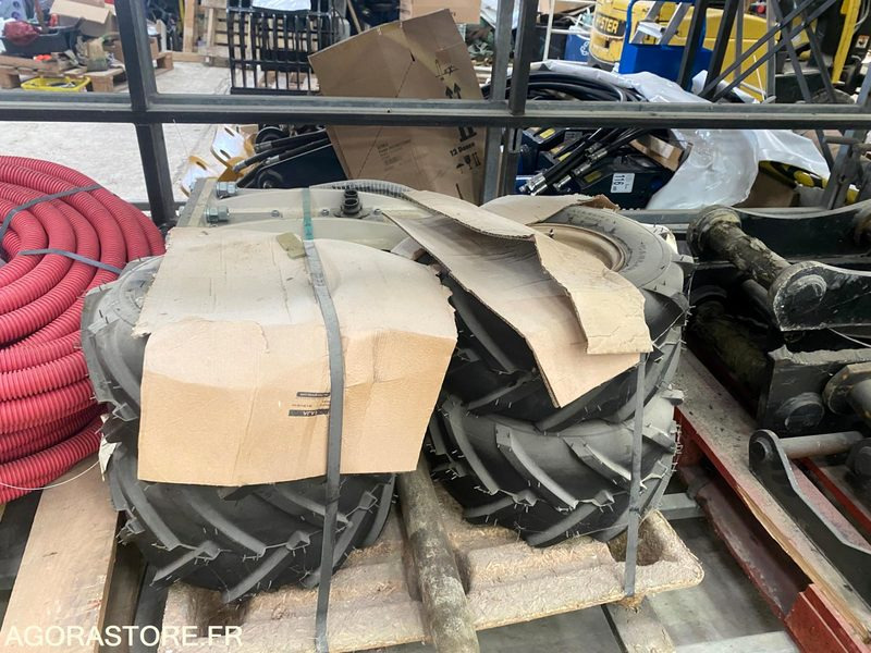 4 Roues completes CARLISLE 18 X 9.50-8 pour DITCH WITCH R300 - Matériel de chantier: photos 1 4 Roues completes CARLISLE 18 X 9.50-8 pour DITCH WITCH R300 - Matériel de chantier: photos 1