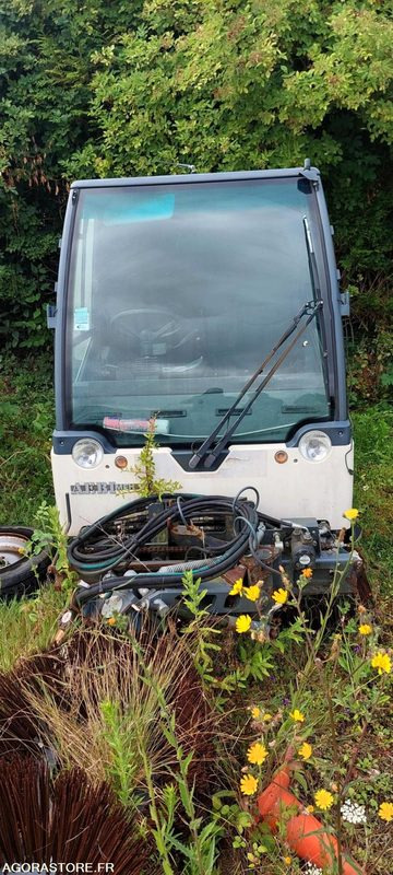 BALAYEUSE AEBI MFH 2500 - Balayeuse de voirie: photos 3 BALAYEUSE AEBI MFH 2500 - Balayeuse de voirie: photos 3